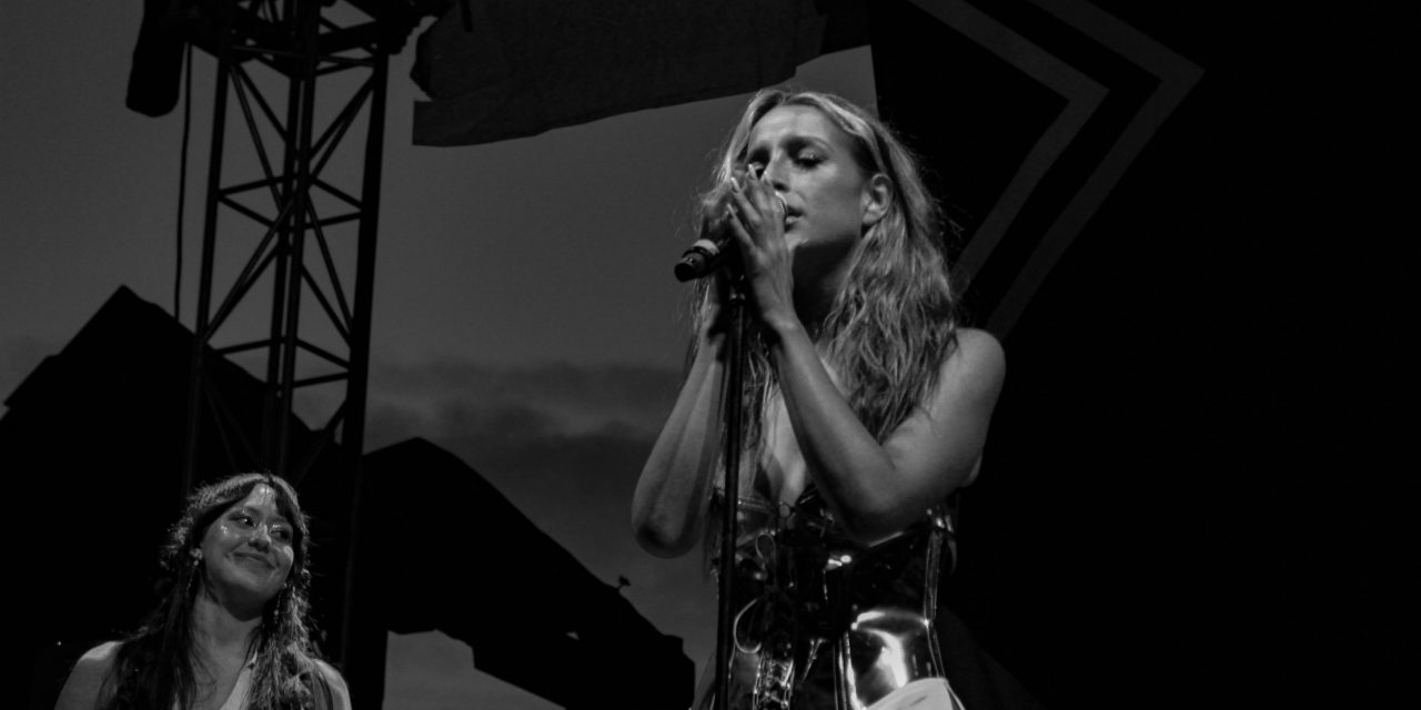 Belén Aguilera brilla sobre el escenario de PortAventura y convierte su concierto en una montaña rusa de emociones