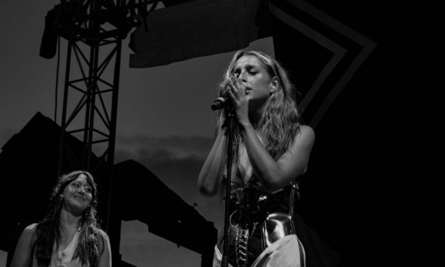 Belén Aguilera brilla sobre el escenario de PortAventura y convierte su concierto en una montaña rusa de emociones