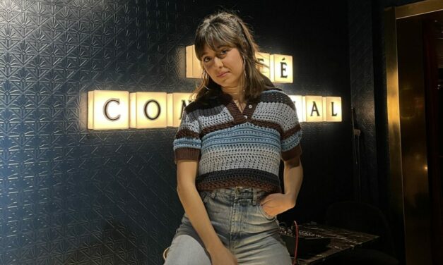 Nía Zalén nos enamora con su voz en un concierto íntimo en Café Comercial